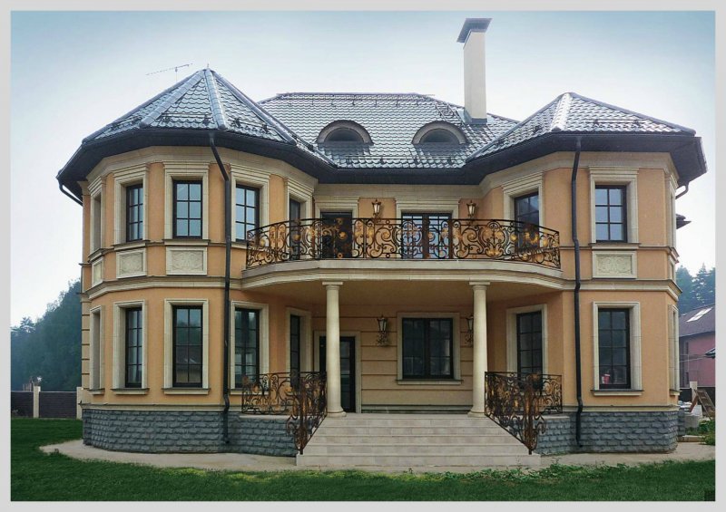 Красивый дом с эркером