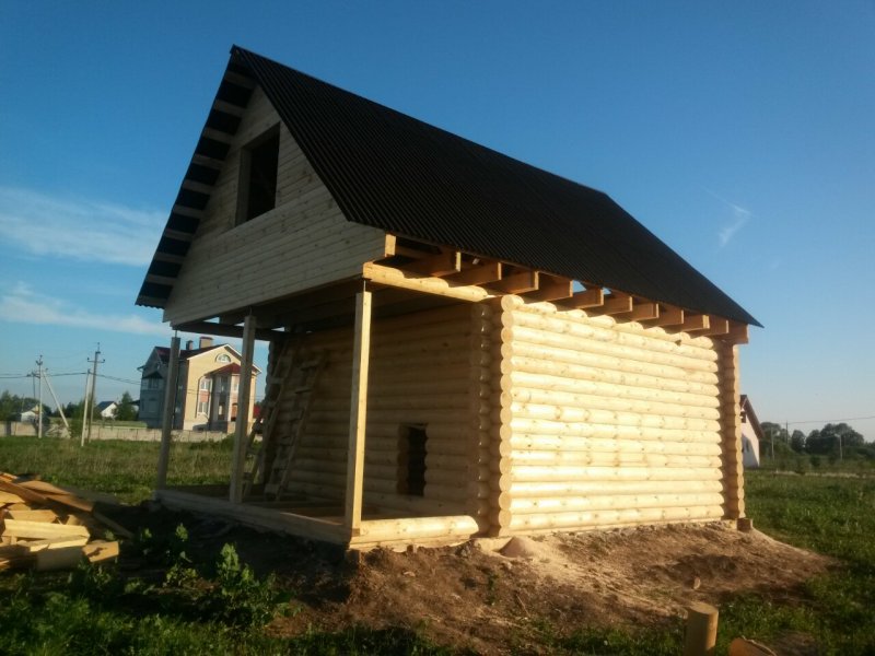 Баня из оцилиндрованного бревна 6х6 с мансардой