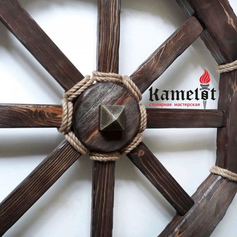 Колесо от телеги в интерьере