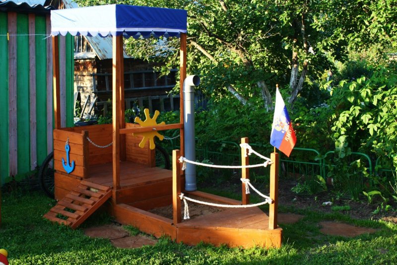 Детская площадка в саду
