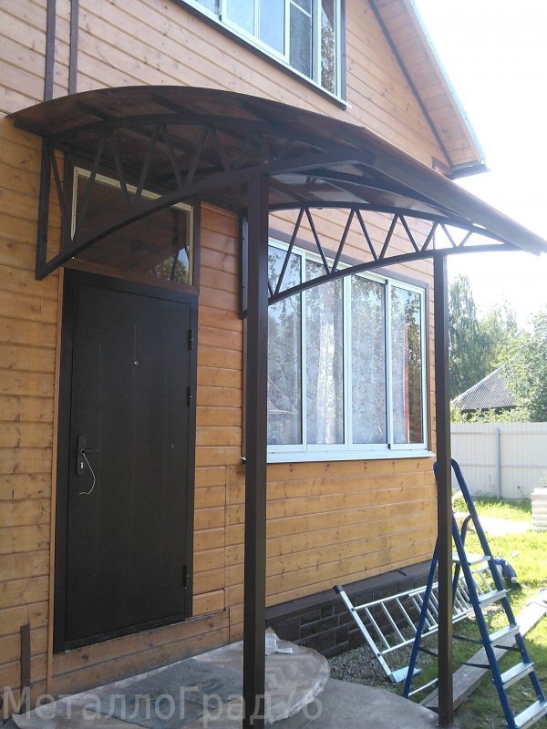 Козырек над ступеньками