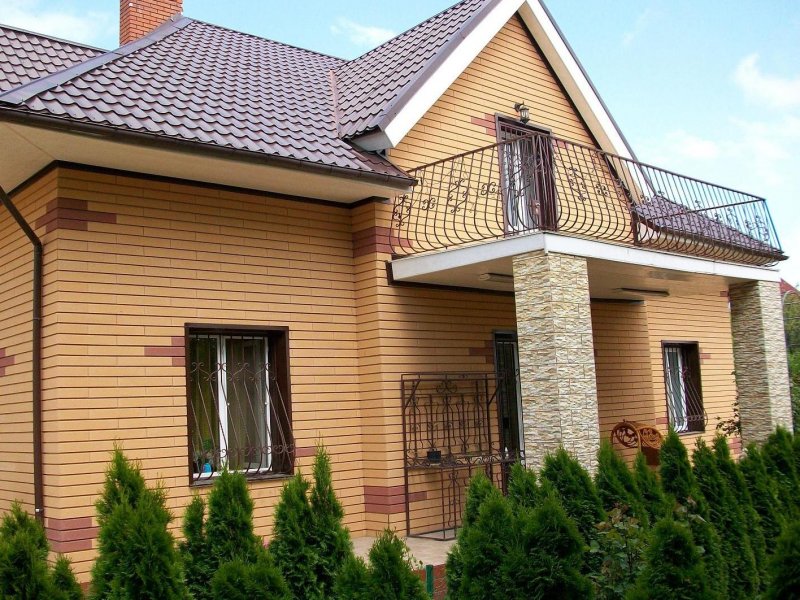 Дом с фронтоном из кирпича
