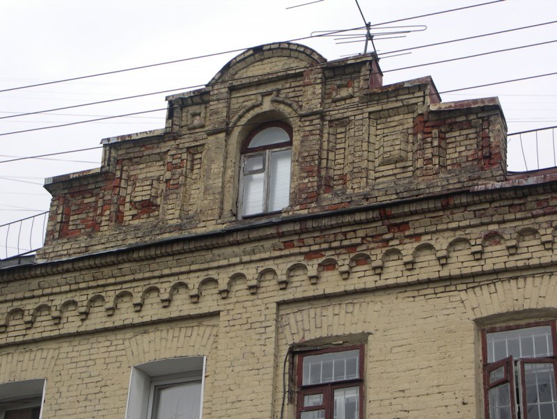 Фронтон кирпичного здания