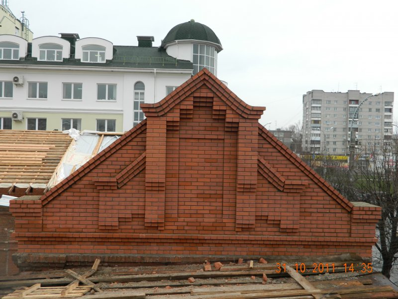 Каменный фронтон