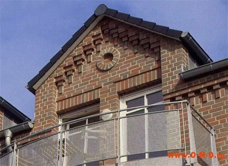 Дом с фронтоном из кирпича