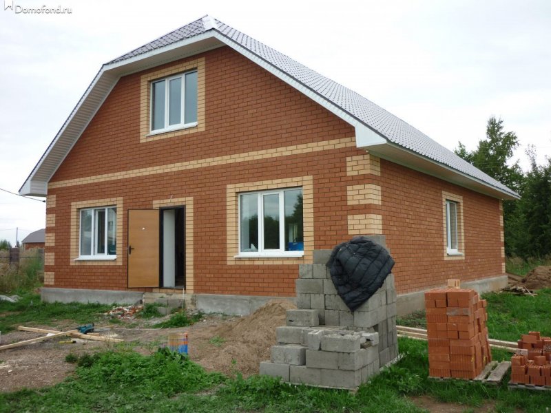 Фронтон дома из красного кирпича