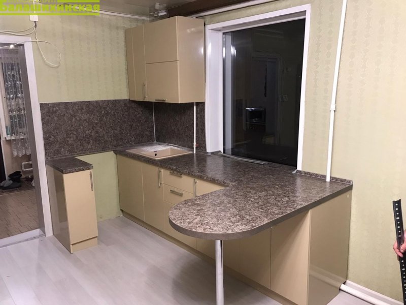 Кухня в загородном доме с барной стойкой
