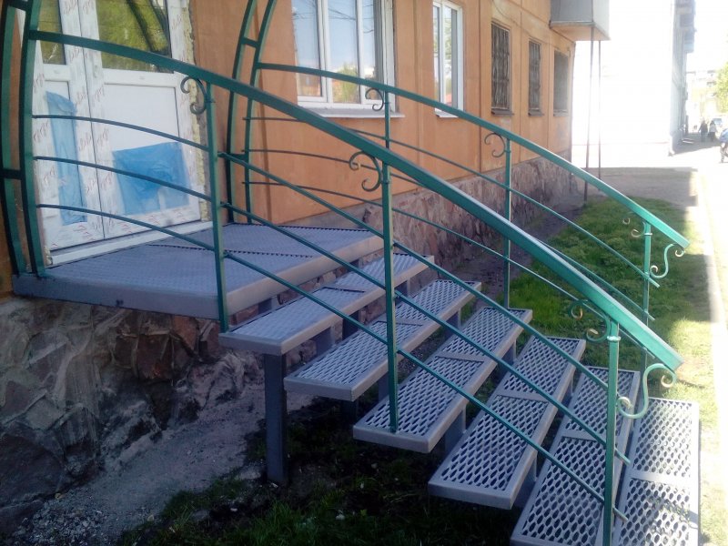 Входная лестница в магазин