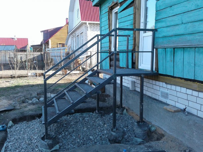 Приставные металлические лестницы для крыльца
