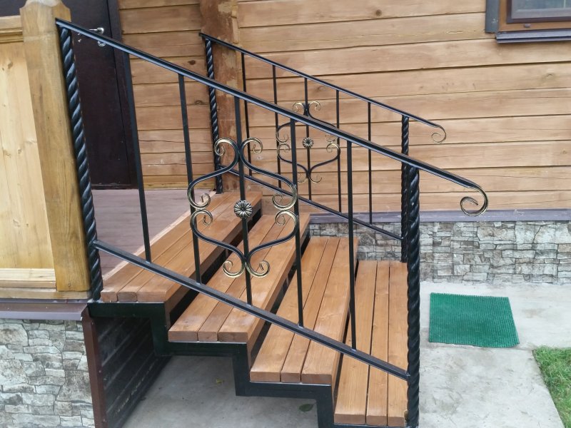 Металлическое крыльцо с деревянными ступенями