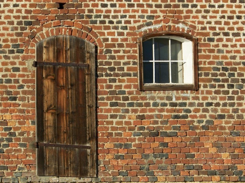 Старый кирпичный фасад