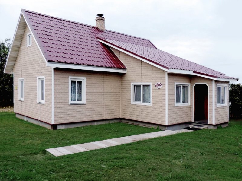 Бежевый сайдинг на доме