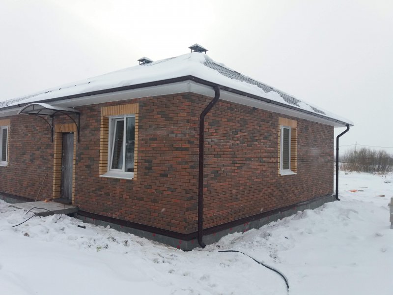 Одноэтажный дом из баварской кладки с вальмовой крышей