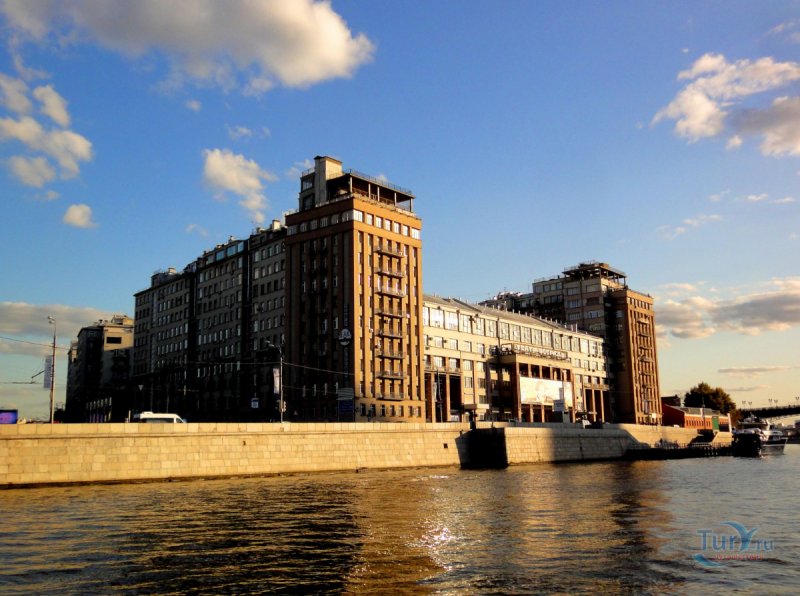 Зеленый дом на набережной Москва