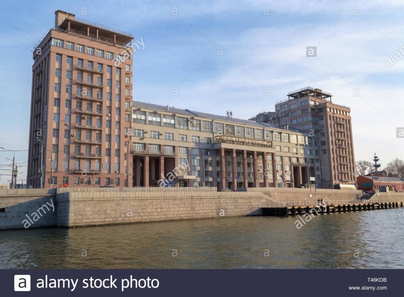 Кирпичный дом на набережной Москвы реки Кропоткинская