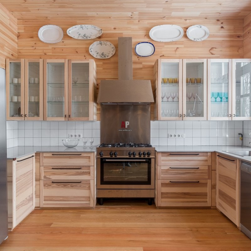 Современная кухня в деревянном доме
