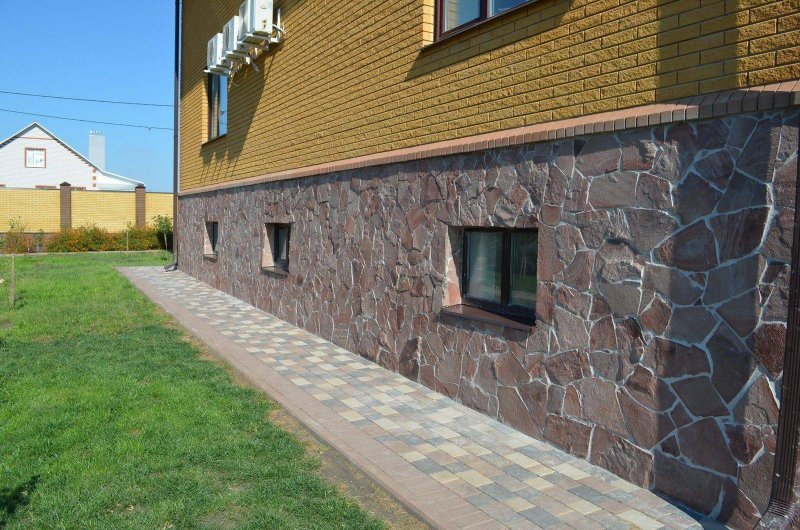 Отделка фундамента декоративным камнем