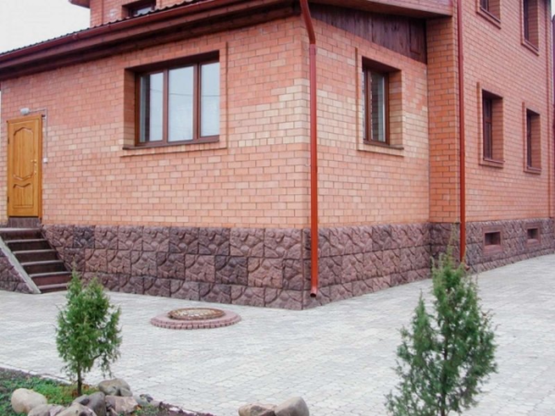 Цоколь дома из красного кирпича