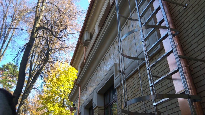Наружная лестница на крышу