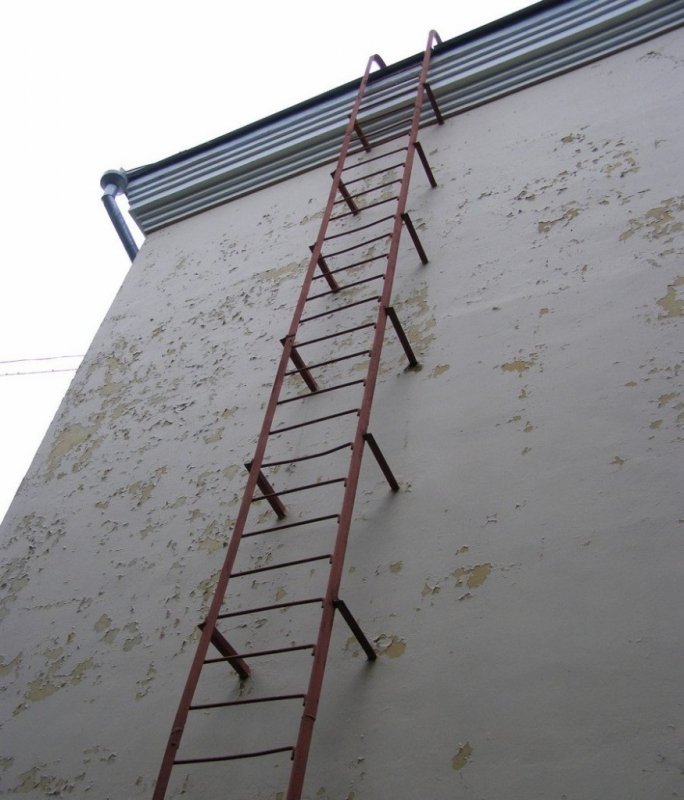 Крепление пожарных лестниц