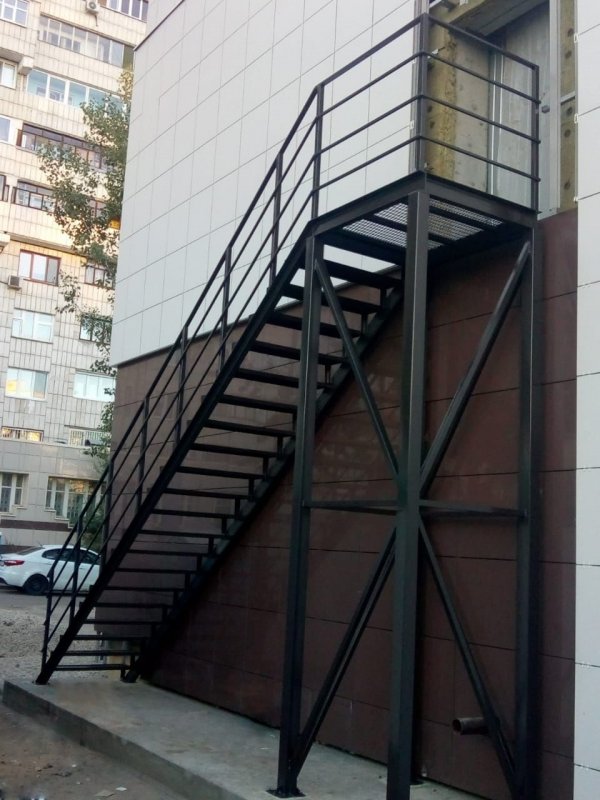 Металлическая лестница Садовая