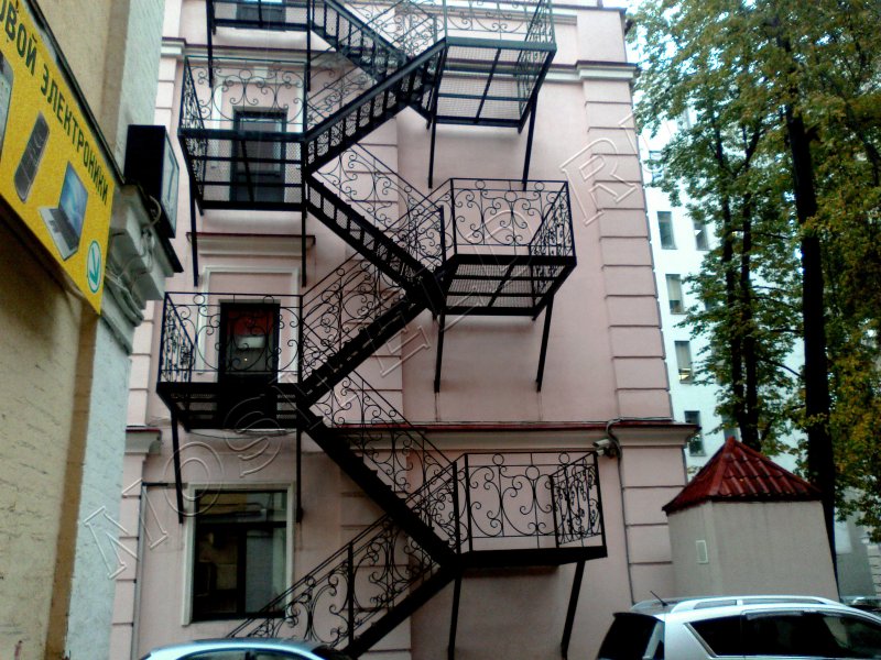 Лестница снаружи здания