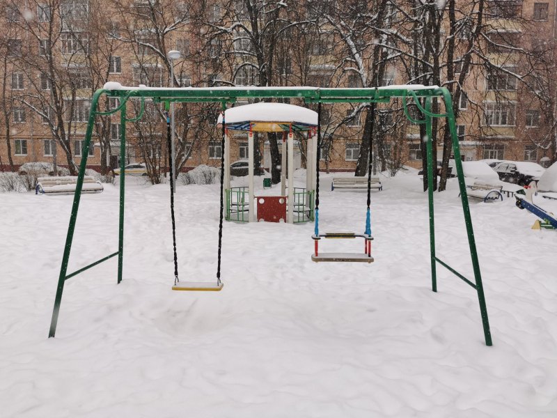 Старые карусели во дворе