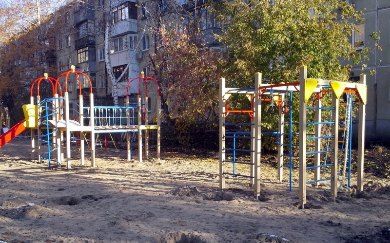 Старая детская площадка во дворе Питер