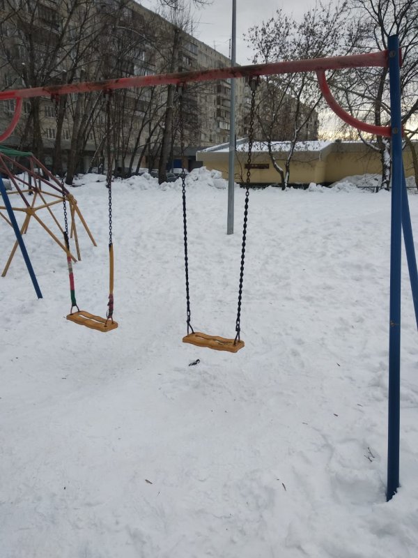 Фото качелей во дворах новых домов