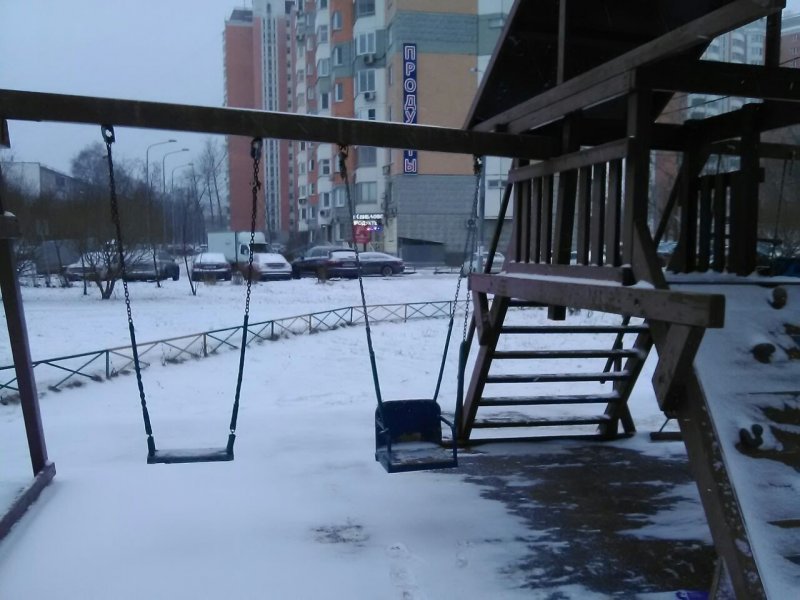 Качели во дворах Москвы
