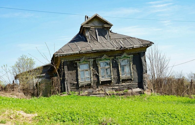 Развалившийся деревенский дом