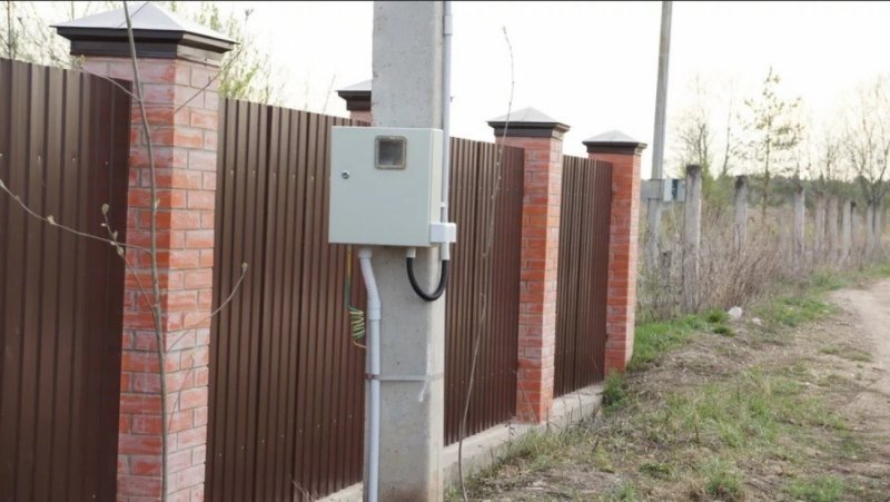 Щит электрический на столб забора