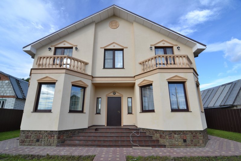 Дом с фасадной штукатуркой