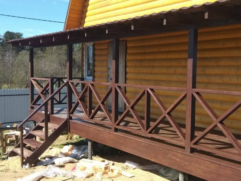 Деревянная терраса на сваях