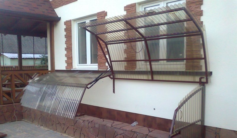 Раздвижной навес над приямком