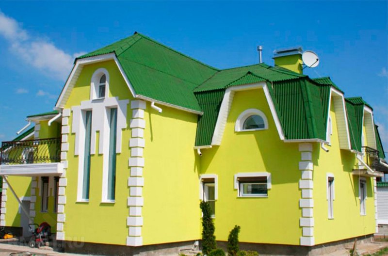 Фасад здания с зеленой крышей