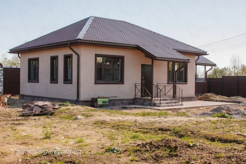 Кирпичная баня с террасой