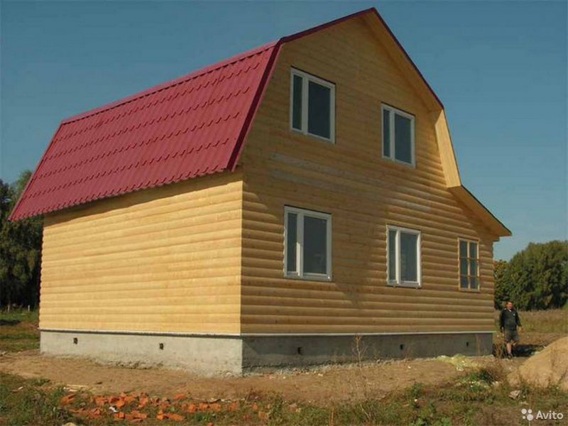 Дом с ломаной крышей