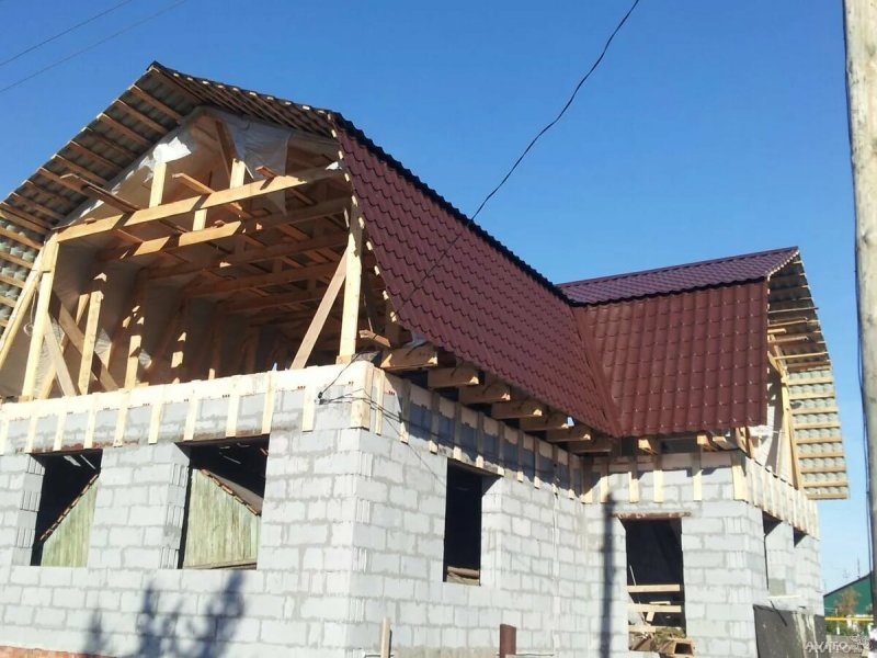 Дома с мансардной крышей и балконом