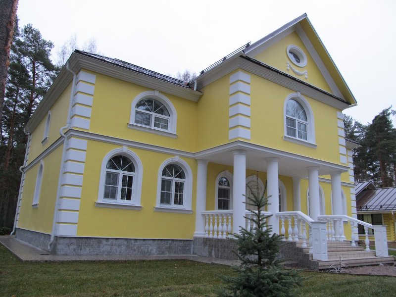 Желтый фасад