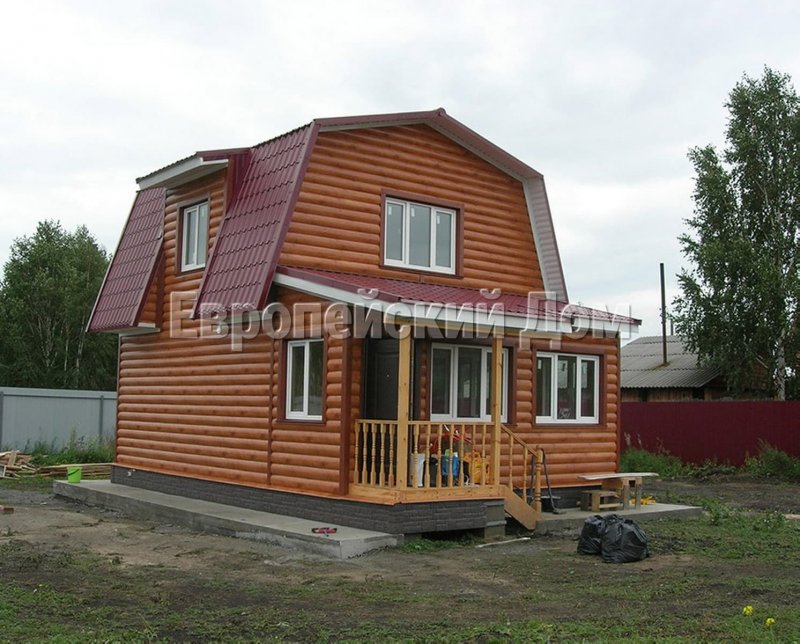 Дом с ломаной крышей и балконом