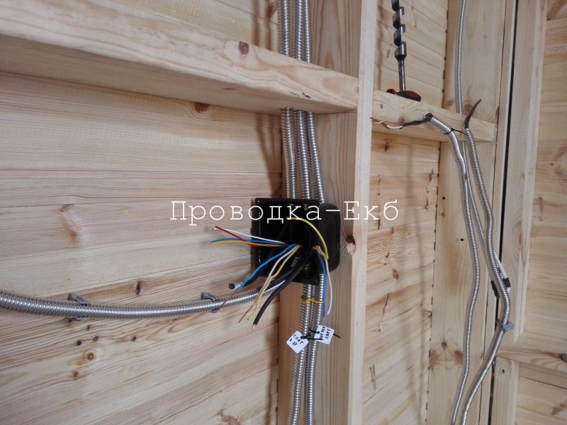 Распаечные коробки в деревянном доме