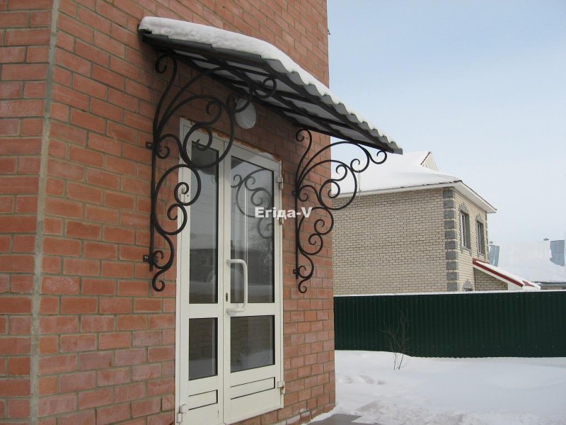 Прямой козырек над крыльцом