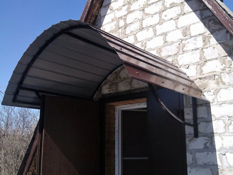 Козырёк над крыльцом из профнастила