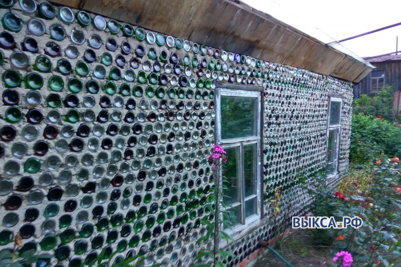 Инсталляция из стеклянных бутылок