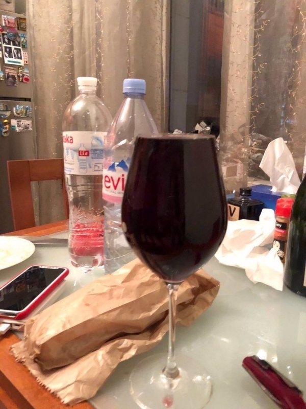 Вино на столе в домашних условиях