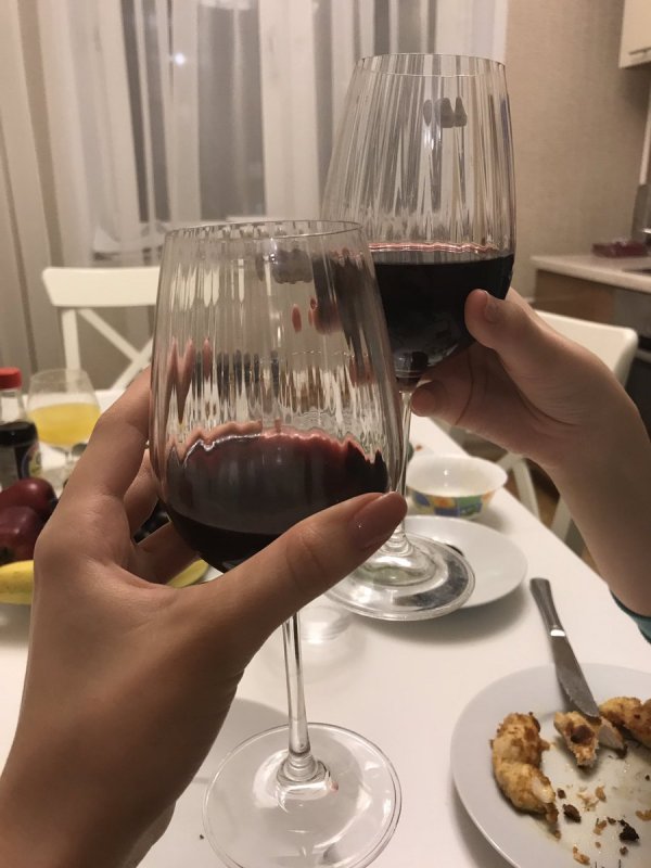 Бокал вина в руке девушки