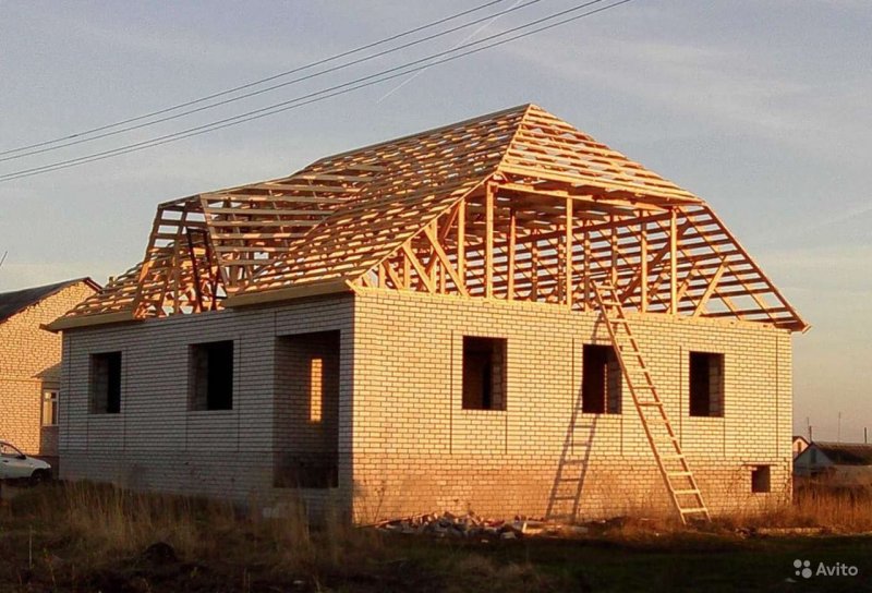 Полувальмовая четырехскатная