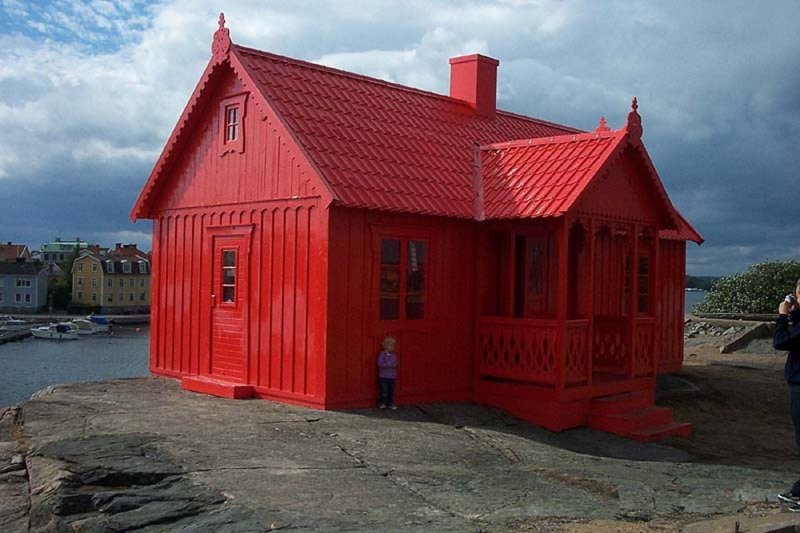 Домик красного цвета