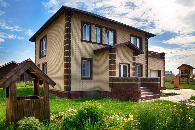 Кирпичный загородный дом